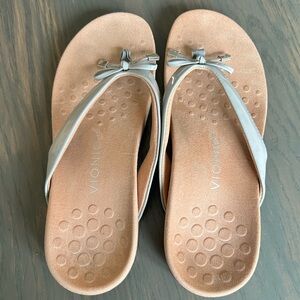 Vionic flip flops